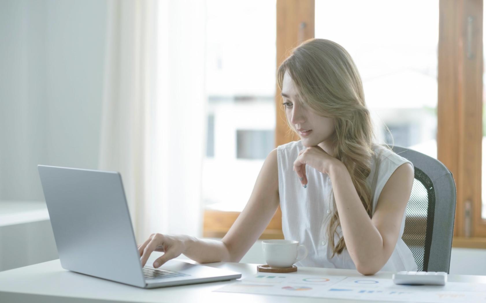 Reunião de planeamento de negócio com análise de mercado